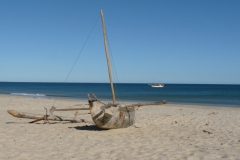 Nofy Be - traditional gaffed rig schooner - beach