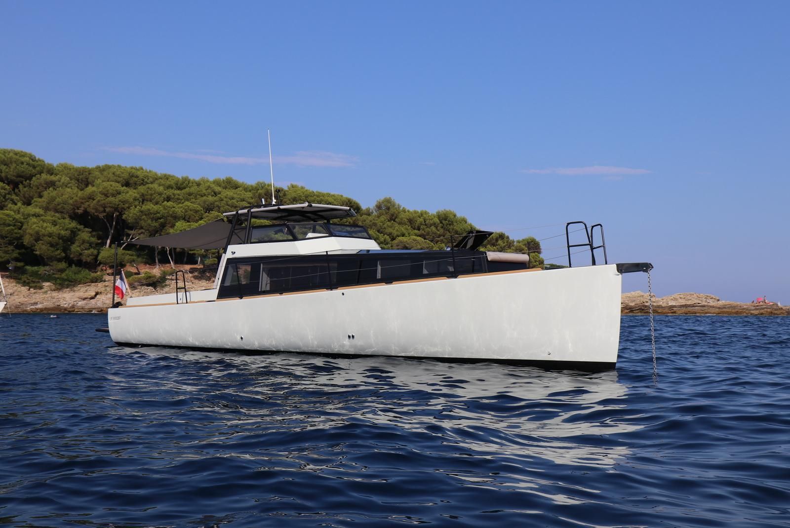 SILVERFIN – 12m Pocket Explorer Yacht